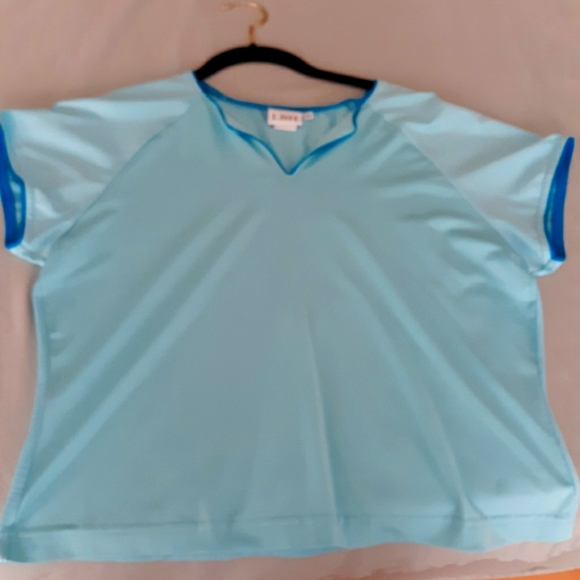 Tennis top - Picture 1 of 3